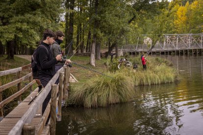 Los pescadores sacaron las cañas a las orillas del río Duero