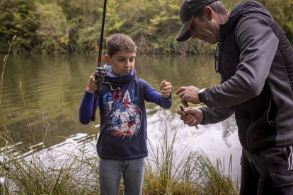 Los pescadores sacaron las cañas a las orillas del río Duero