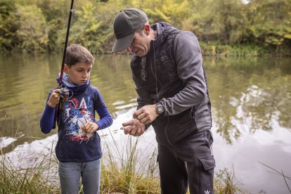 Los pescadores sacaron las cañas a las orillas del río Duero