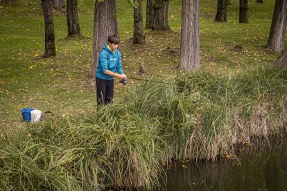 Los pescadores sacaron las cañas a las orillas del río Duero