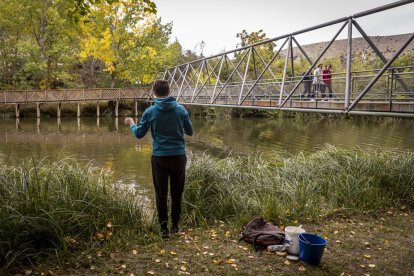 Los pescadores sacaron las cañas a las orillas del río Duero