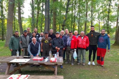 Los pescadores sacaron las cañas a las orillas del río Duero