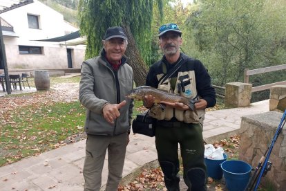 Los pescadores sacaron las cañas a las orillas del río Duero