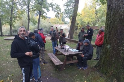 Los pescadores sacaron las cañas a las orillas del río Duero