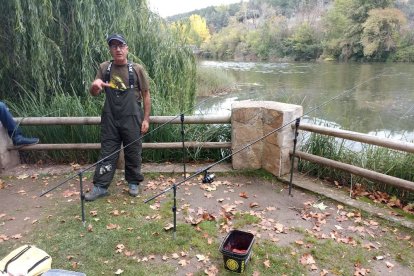 Los pescadores sacaron las cañas a las orillas del río Duero