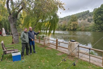 Los pescadores sacaron las cañas a las orillas del río Duero