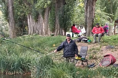 Los pescadores sacaron las cañas a las orillas del río Duero