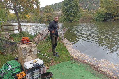 Los pescadores sacaron las cañas a las orillas del río Duero