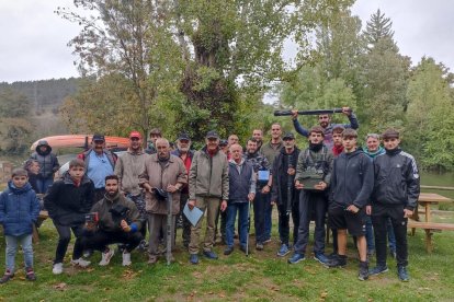 Los pescadores sacaron las cañas a las orillas del río Duero