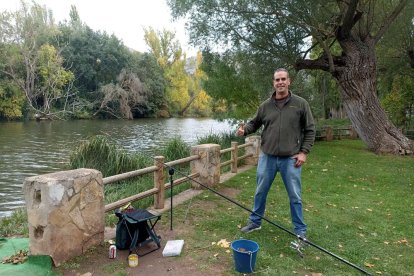 Los pescadores sacaron las cañas a las orillas del río Duero