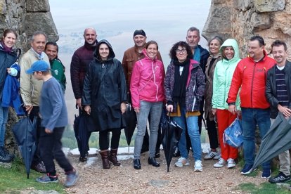 Los participantes en el Castillo de Gormaz en uno de los momentos de esparcimiento.