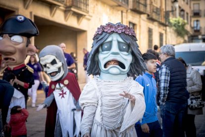 Sale la comparsa en fiestas de San Saturio.