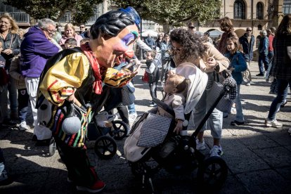 Sale la comparsa en fiestas de San Saturio.