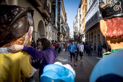 Sale la comparsa en fiestas de San Saturio.