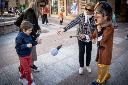 Sale la comparsa en fiestas de San Saturio.