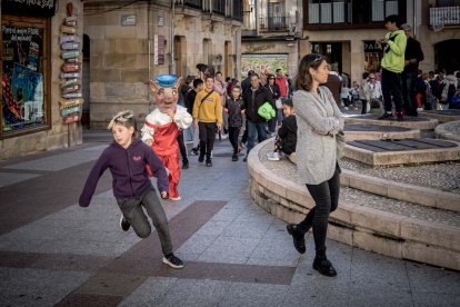 Sale la comparsa en fiestas de San Saturio.