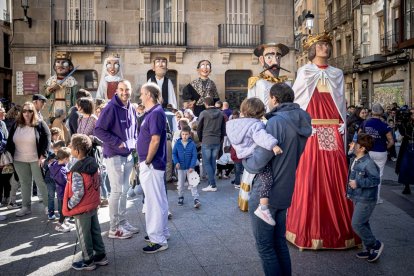 Sale la comparsa en fiestas de San Saturio.