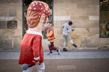 Sale la comparsa en fiestas de San Saturio.