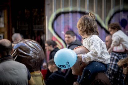 Sale la comparsa en fiestas de San Saturio.