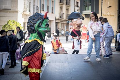 Sale la comparsa en fiestas de San Saturio.