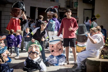 Sale la comparsa en fiestas de San Saturio.