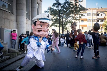 Sale la comparsa en fiestas de San Saturio.