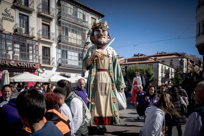 Sale la comparsa en fiestas de San Saturio.