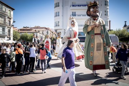 Sale la comparsa en fiestas de San Saturio.