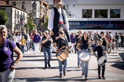 Sale la comparsa en fiestas de San Saturio.