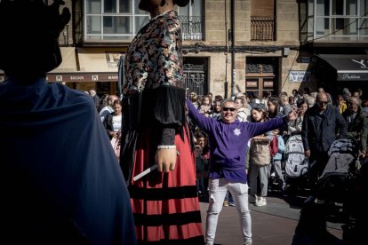 Sale la comparsa en fiestas de San Saturio.