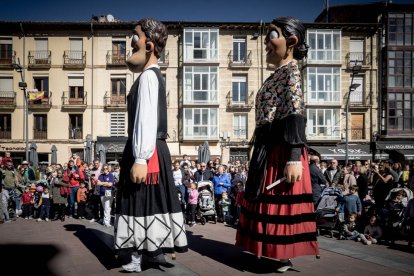 Sale la comparsa en fiestas de San Saturio.