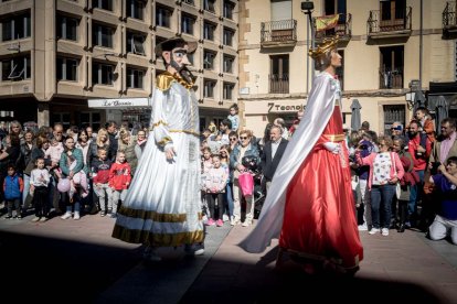 Sale la comparsa en fiestas de San Saturio.