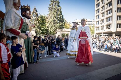 Sale la comparsa en fiestas de San Saturio.