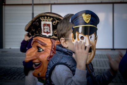 Sale la comparsa en fiestas de San Saturio.