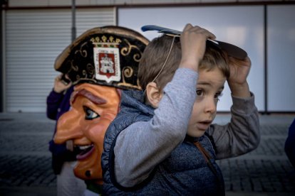 Sale la comparsa en fiestas de San Saturio.