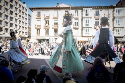 Sale la comparsa en fiestas de San Saturio.