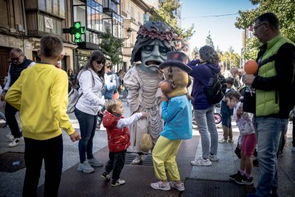 Sale la comparsa en fiestas de San Saturio.