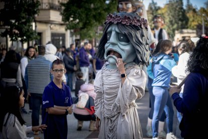 Sale la comparsa en fiestas de San Saturio.