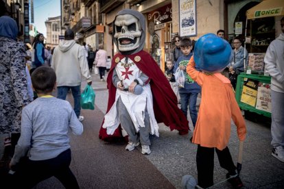 Sale la comparsa en fiestas de San Saturio.