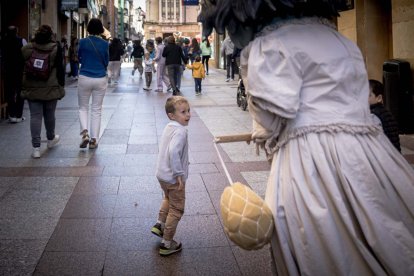 Sale la comparsa en fiestas de San Saturio.