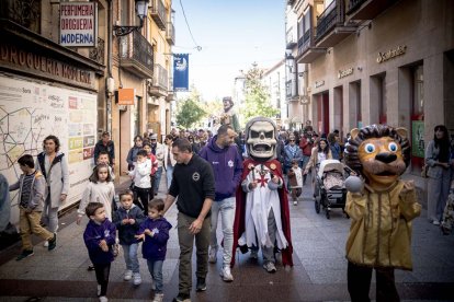 Sale la comparsa en fiestas de San Saturio.