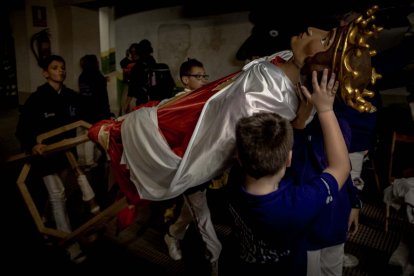 Sale la comparsa en fiestas de San Saturio.