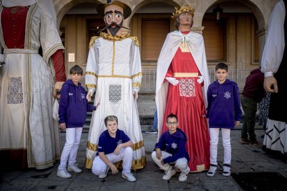 Sale la comparsa en fiestas de San Saturio.