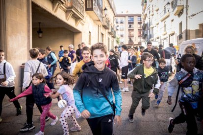 Sale la comparsa en fiestas de San Saturio.