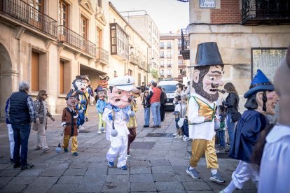 Sale la comparsa en fiestas de San Saturio.