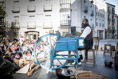 El espectáculo infantil ha tenido lugar en la plaza de las Mujeres.