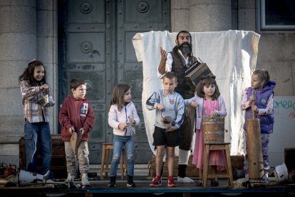 El espectáculo infantil ha tenido lugar en la plaza de las Mujeres.