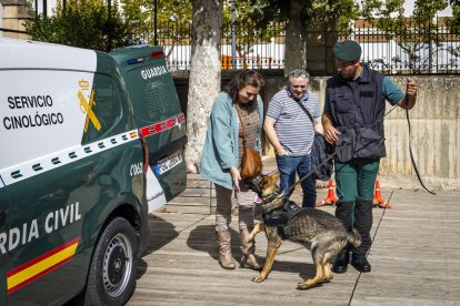 Los agentes mostraron sus equipos y enseñaron cómo se utilizan