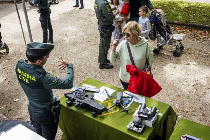 Los agentes mostraron sus equipos y enseñaron cómo se utilizan