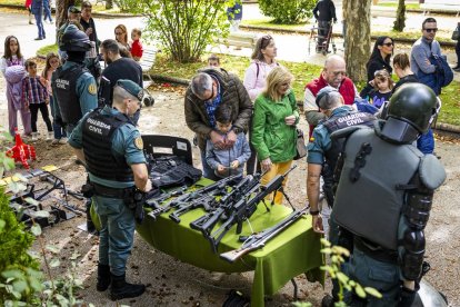 Los agentes mostraron sus equipos y enseñaron cómo se utilizan